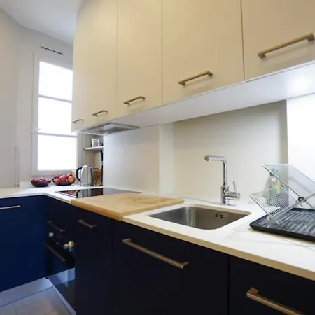 Spacious Unoverlooked Nest With Open View