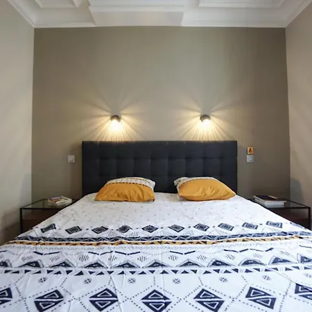 Spacious Unoverlooked Nest With Open View Paris