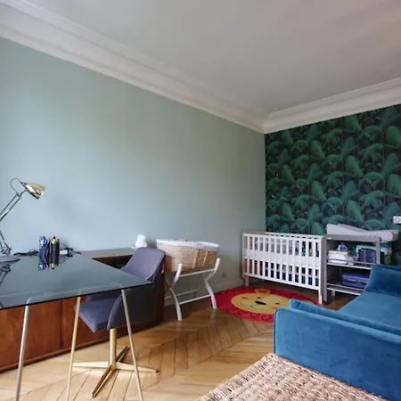Апартаменты Spacious Unoverlooked Nest With Open View Париж