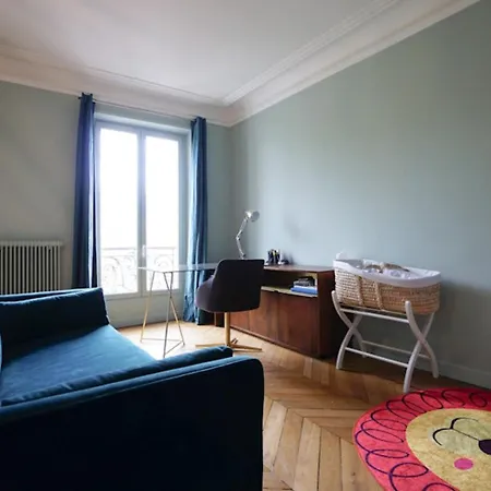 Апартаменты Spacious Unoverlooked Nest With Open View