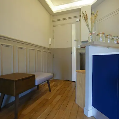 Spacious Unoverlooked Nest With Open View Апартаменты Париж